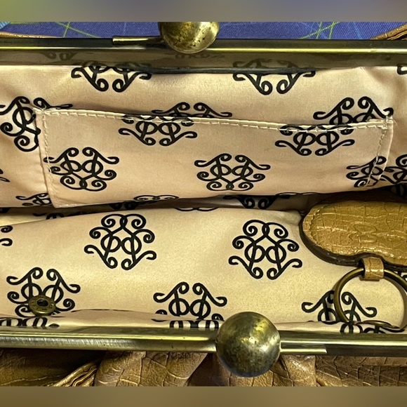 EUC- Jessica Simpson bow wristlet - Picture 4 of 5